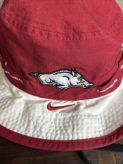 Nike Unisex Adult Dri-Fit Arkansas Razorbacks Apex Bucket Hat Red/White Size M
